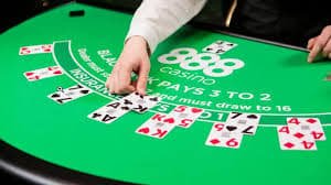 Meja Casino Hold'em di erek 45 menampilkan dealer langsung, kartu komunal, dan antarmuka taruhan