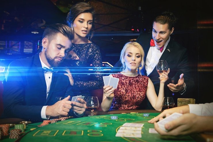 Jendela hasil akhir di Casino Hold'em menampilkan tangan pemenang dan pembayaran